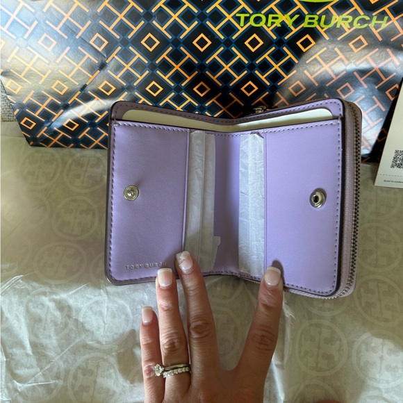 Tory Burch Britten Patent Bifold Wallet Lavender Silver Light Purple - Picture 4 of 11